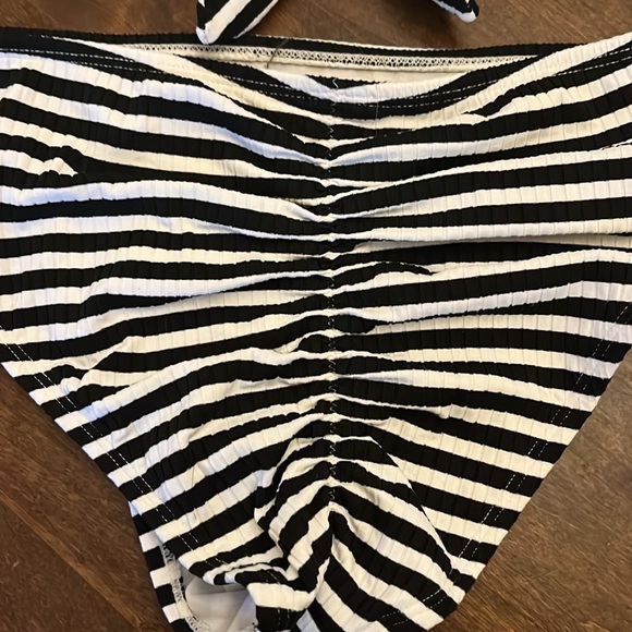 Black and white bikini - Picture 5 of 10